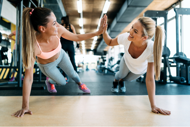 Deux filles qui font du fitness