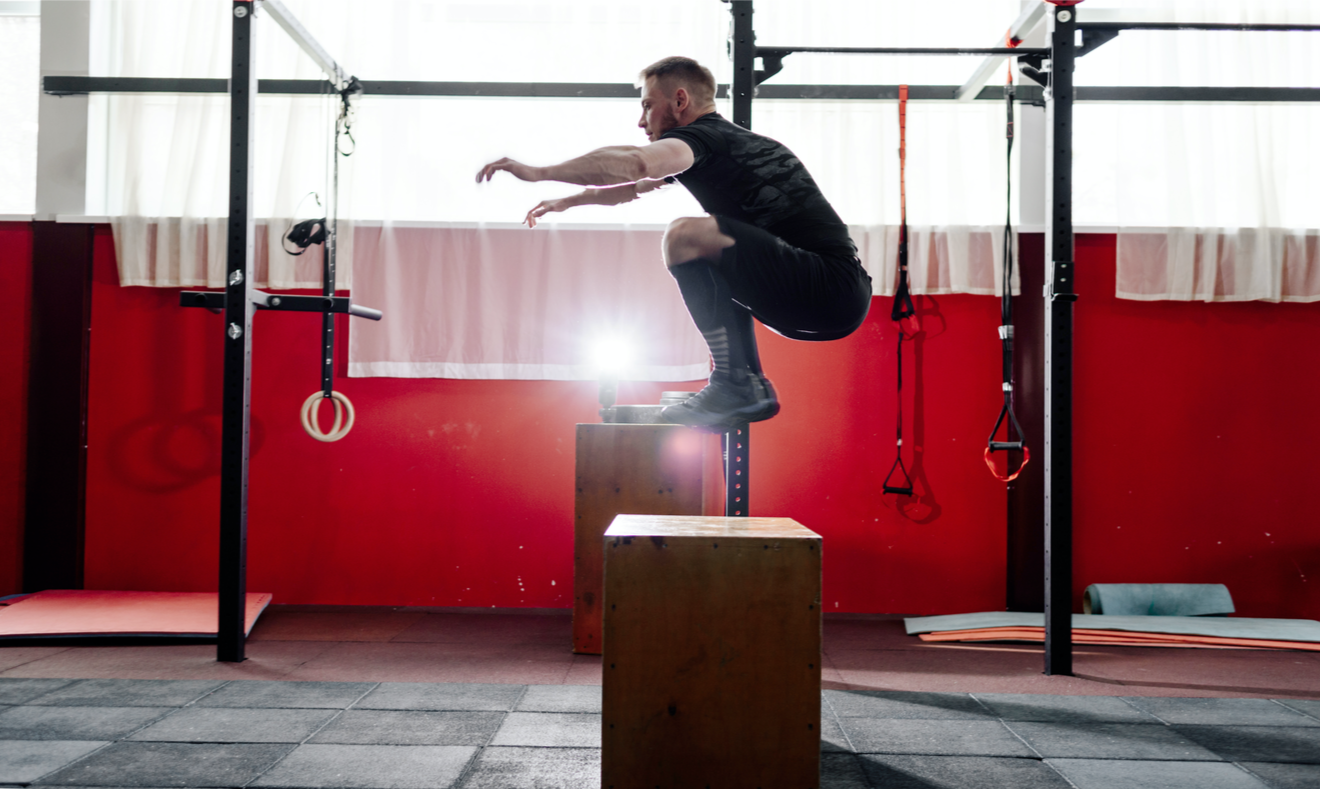 Un Sportif Réalise Un Box Jump Dans Une Salle De Crossfit